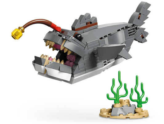 LEGO® 31381 3 in 1 Fierce Shark with a Treasure Chest